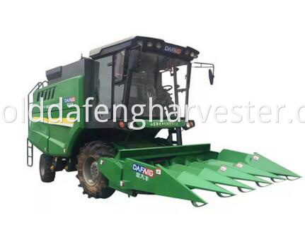 Self-propelled Corn Harvester separate grain from cob